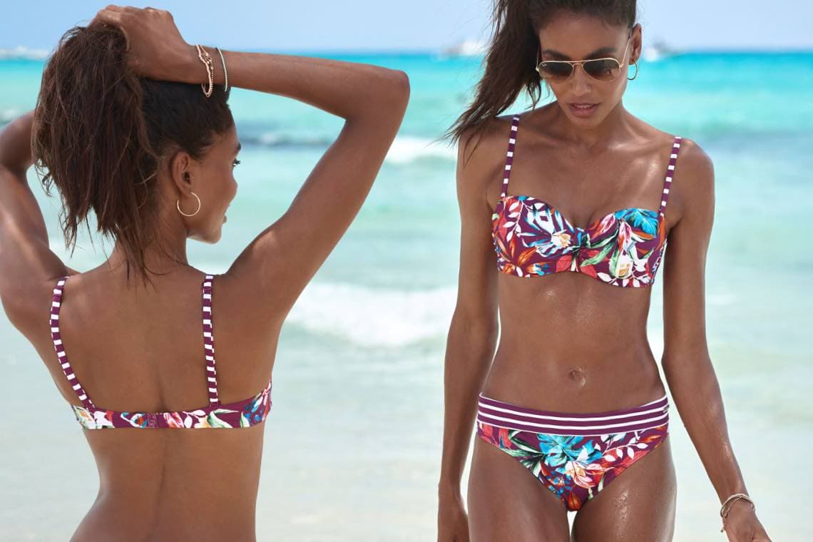 Frau am Strand trägt bunt gemusterten Bikini, zeigt Vorder- und Rückansicht, Meer im Hintergrund