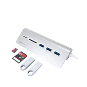 USB-Hub mit 3 USB-Anschlüssen, 2 SD-Karten und 2 USB-Sticks auf weißem Hintergrund