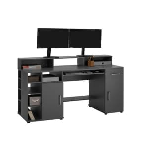 Schwarzer Schreibtisch mit zwei Monitoren, Regalen und Schubladen für Büroorganisation