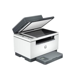 Weißer Multifunktionsdrucker mit geöffnetem Scannerdeckel und digitalem Bedienfeld.