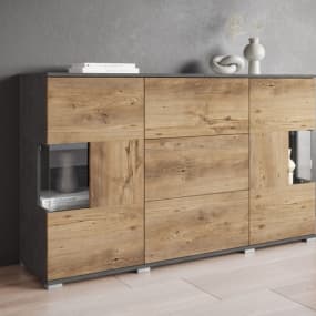 Holzkommode mit Dekoration, Bücher und Vasen darauf, Glasfenster an den Seiten, moderne Wohnzimmerumgebung