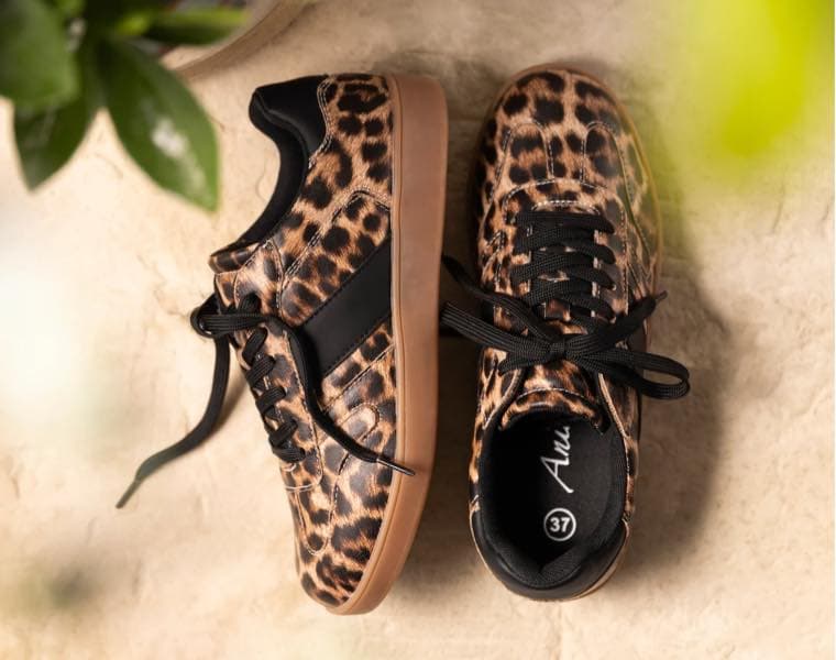 Leopardendruck-Sneaker mit schwarzen Schnürsenkeln und Details, Größe 37, auf hellem Hintergrund.