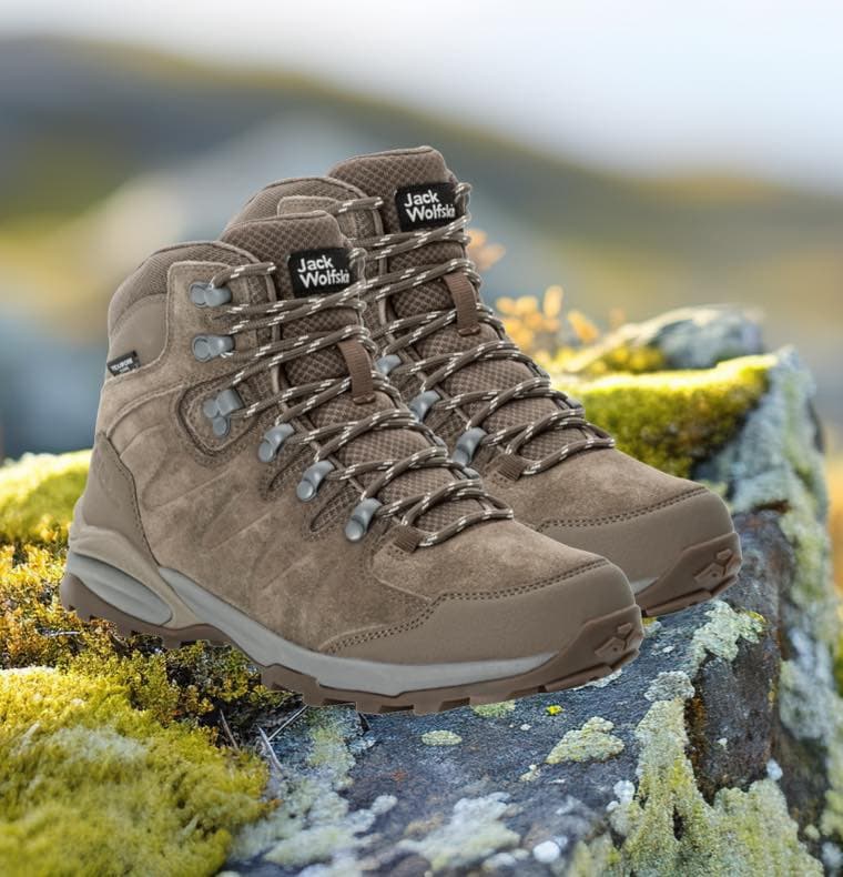 Jack Wolfskin Wanderschuhe in Braun auf moosbewachsenem Felsen vor unscharfem Hintergrund
