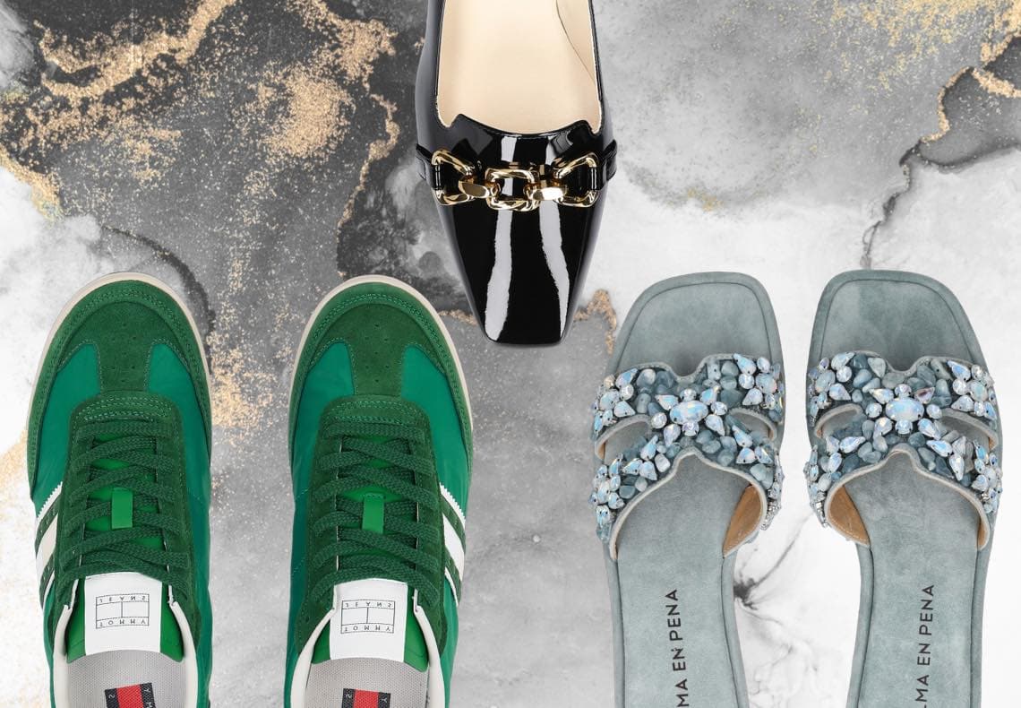 Vier Paar Schuhe: grüne Turnschuhe, schwarze Lackschuhe mit goldenen Details, graue Sandalen mit Schmucksteinverzierungen.