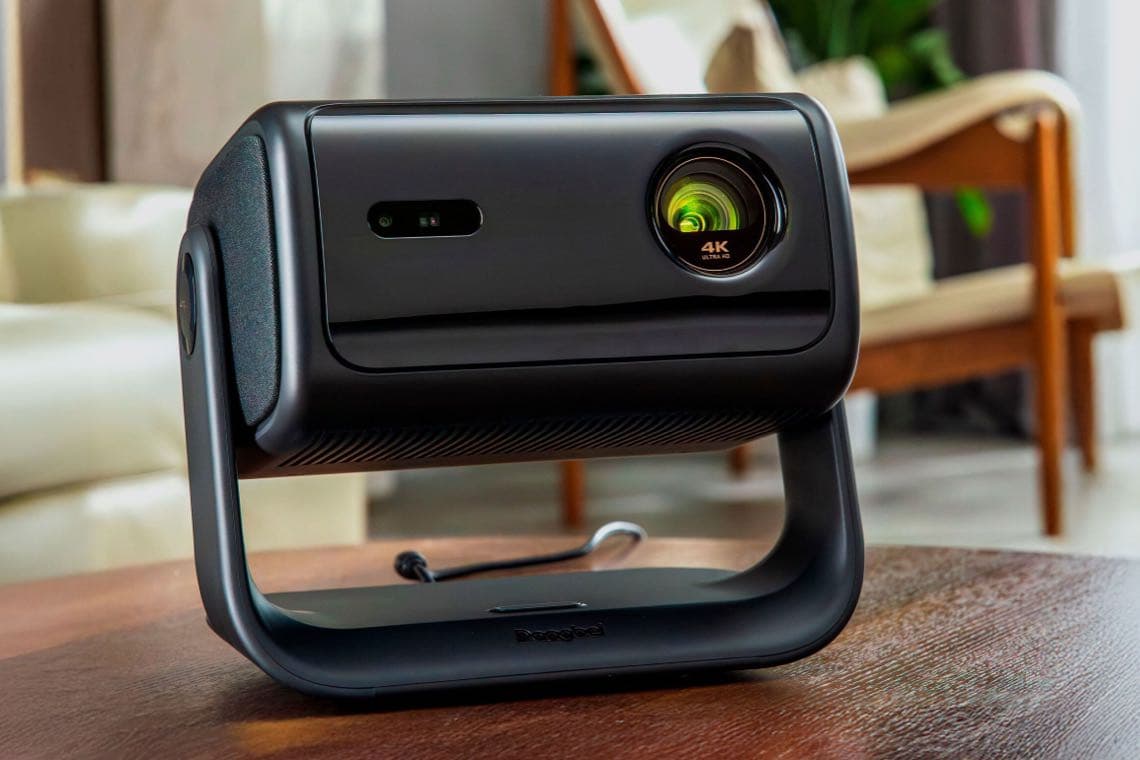 4K Ultra HD Beamer auf einem Tisch in einem modernen Wohnzimmer.