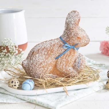 Gebäck in Hasenform auf einem dekorierten Teller