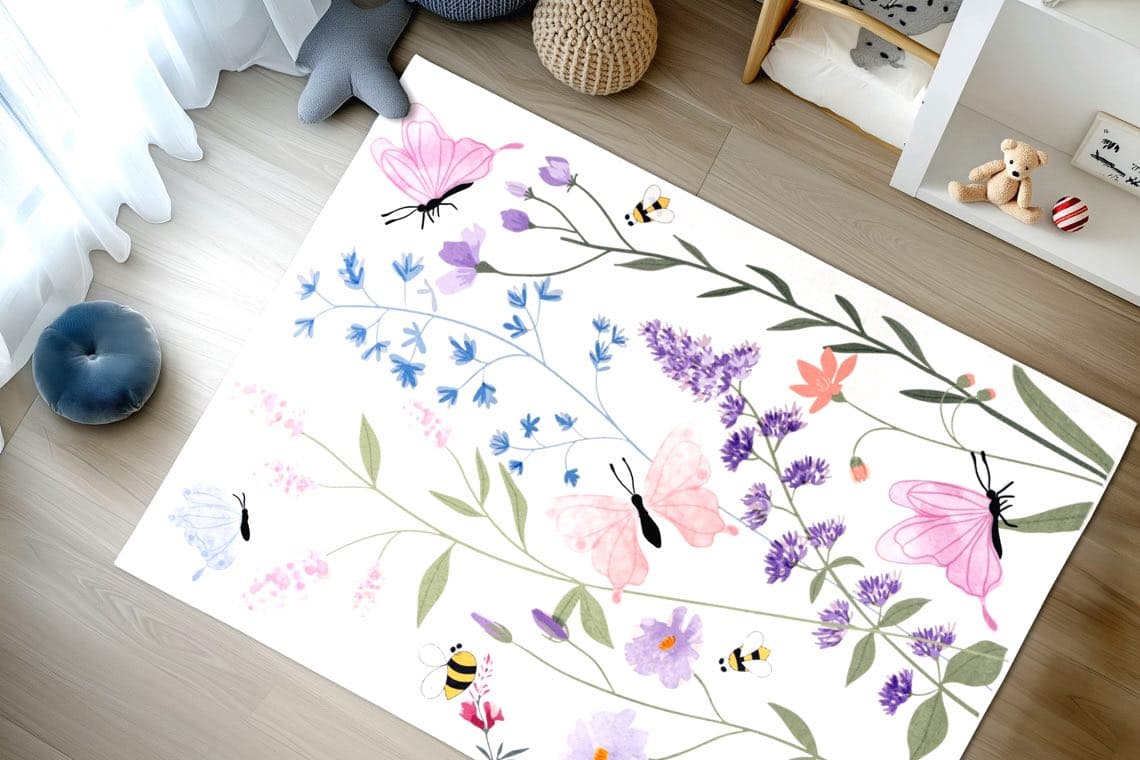 Kinderzimmer mit Teppich, der bunte Blumen, Schmetterlinge und Bienen zeigt. Spielzeug und Kissen auf dem Boden.