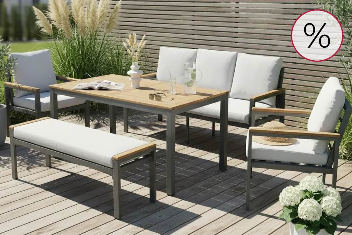 Prozentzeichen  – Gartenmöbel-Set aus Tisch, Bank und Sesseln auf Terrasse, dekoriert mit Getränken und Buch