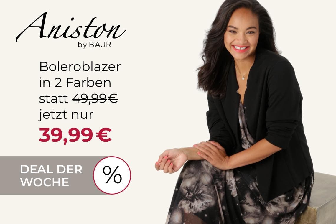 Deal der Woche – Boleroblazer in Schwarz für 39,99 € statt 49,99 €, Frau im Blazer und gemustertem Kleid sitzt.