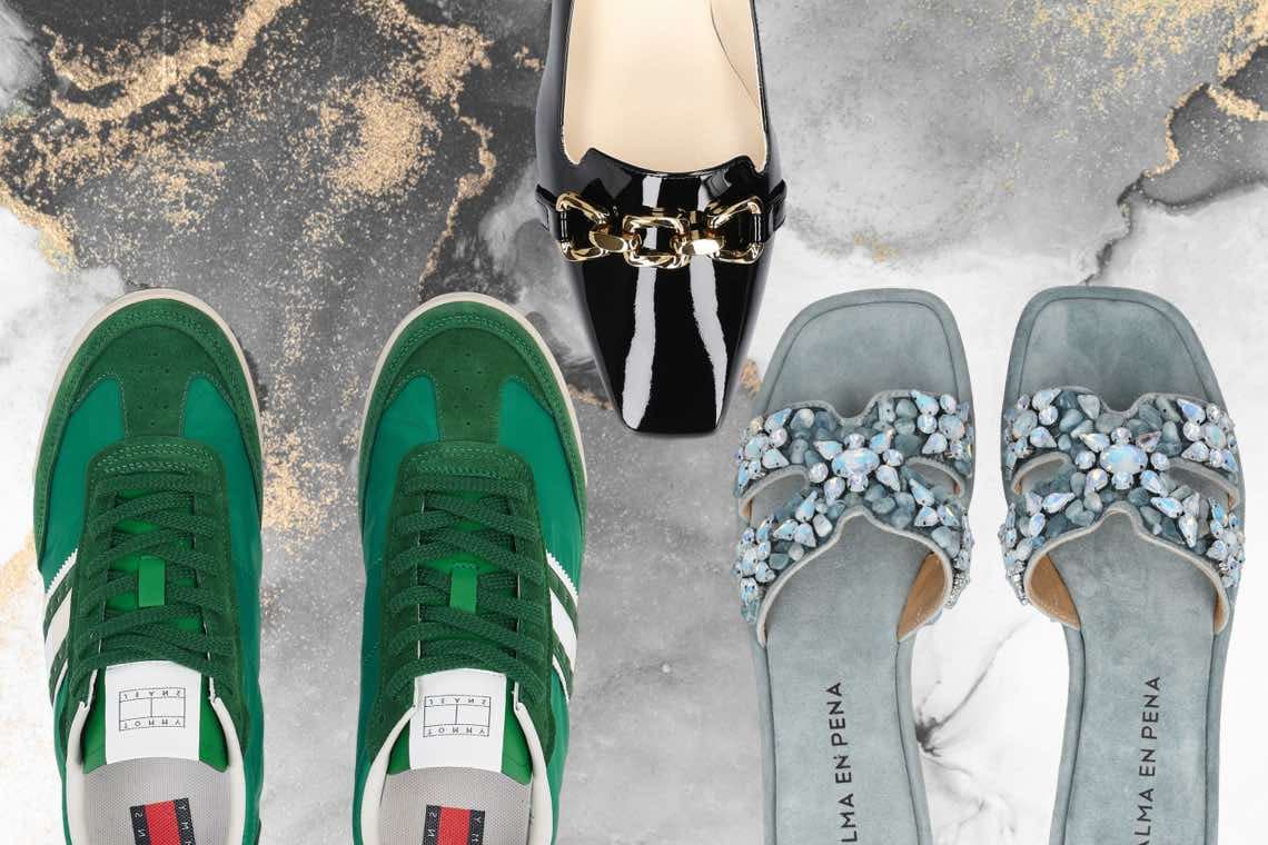 Verschiedene Schuhe: grüne Turnschuhe, schwarze Lackslipper mit goldenen Ketten und graue Sandalen mit blauem Schmuck