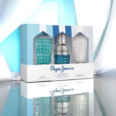 Pepe Jeans London Duftset mit zwei strukturierten Flakons und einem silbernen Zerstäuber vor hellblau-weißem Hintergrund