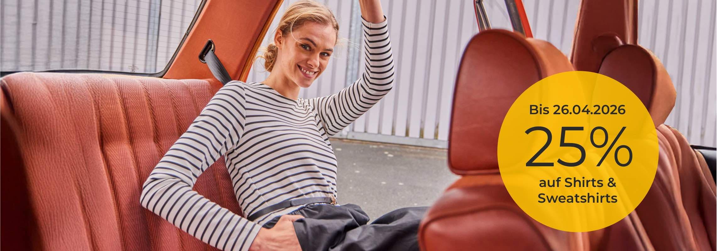 Bis 26.04.2026 25 % auf Shirts & Sweatshirts – Person im gestreiften Shirt sitzt auf Rückbank eines Autos