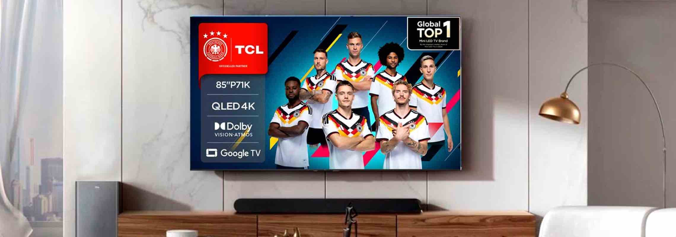 TCL 85" P71K QLED 4K mit Dolby Vision und Google TV – Fußballspieler in weißen Trikots auf großem Fernseher im Wohnzimmer