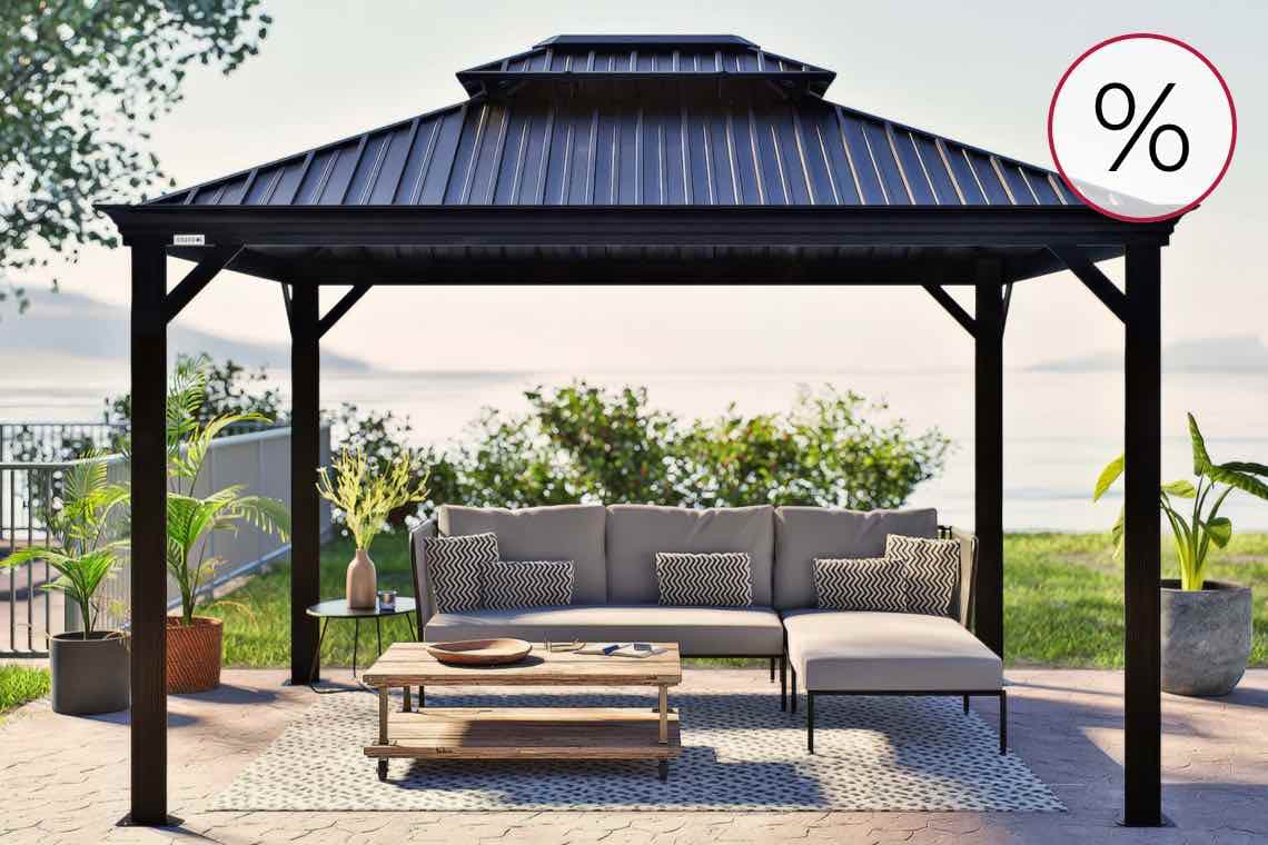 Prozentzeichen-Angebot – Gartenpavillon mit Ecksofa und Couchtisch vor See im Grünen