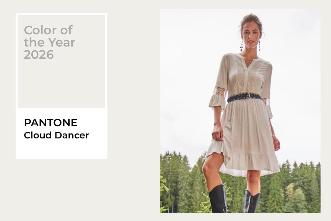 Color of the Year 2026 – PANTONE Cloud Dancer – Person im hellen Kleid mit Gürtel und Stiefeln vor Waldkulisse
