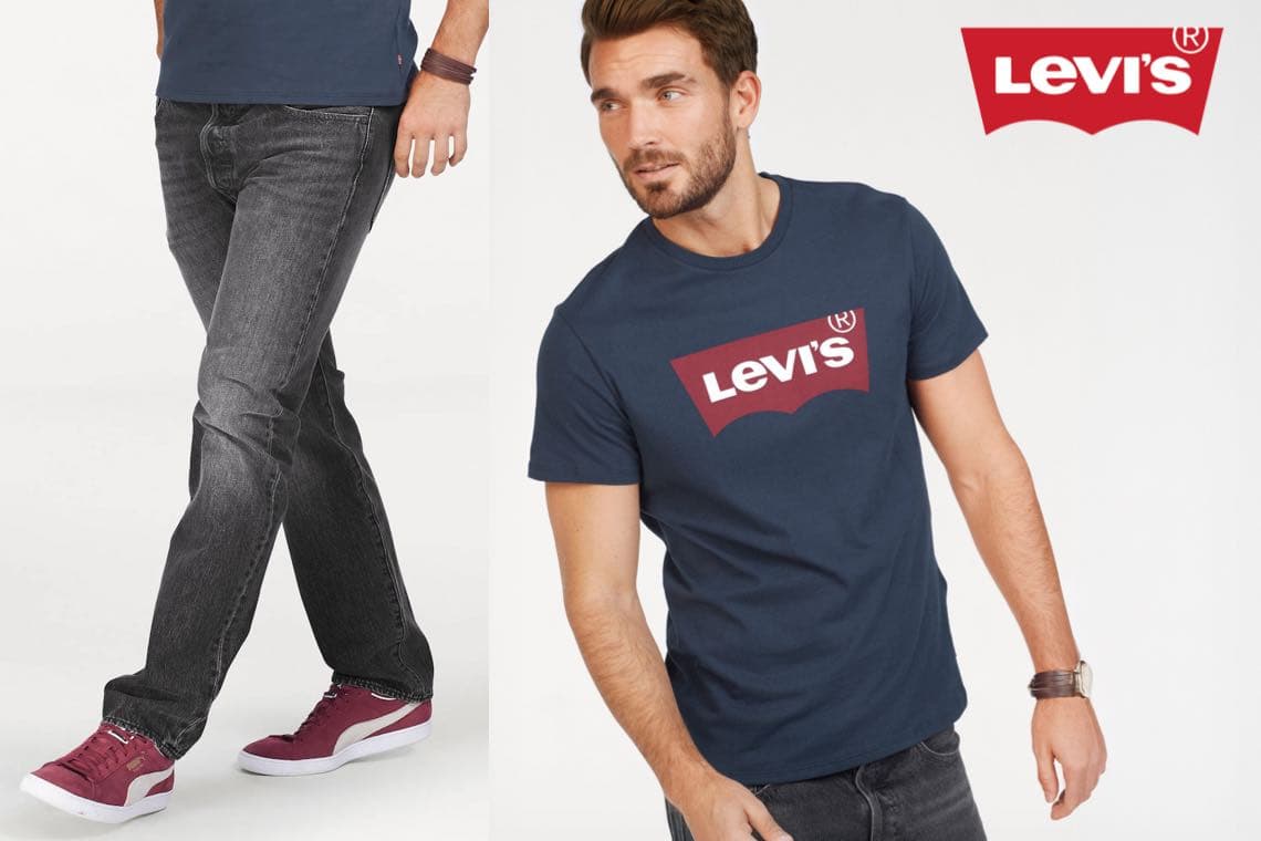Levi’s Logo auf T-Shirt – Mann in dunkelblauem Levi’s Shirt, grauer Jeans und roten Sneakern steht und geht