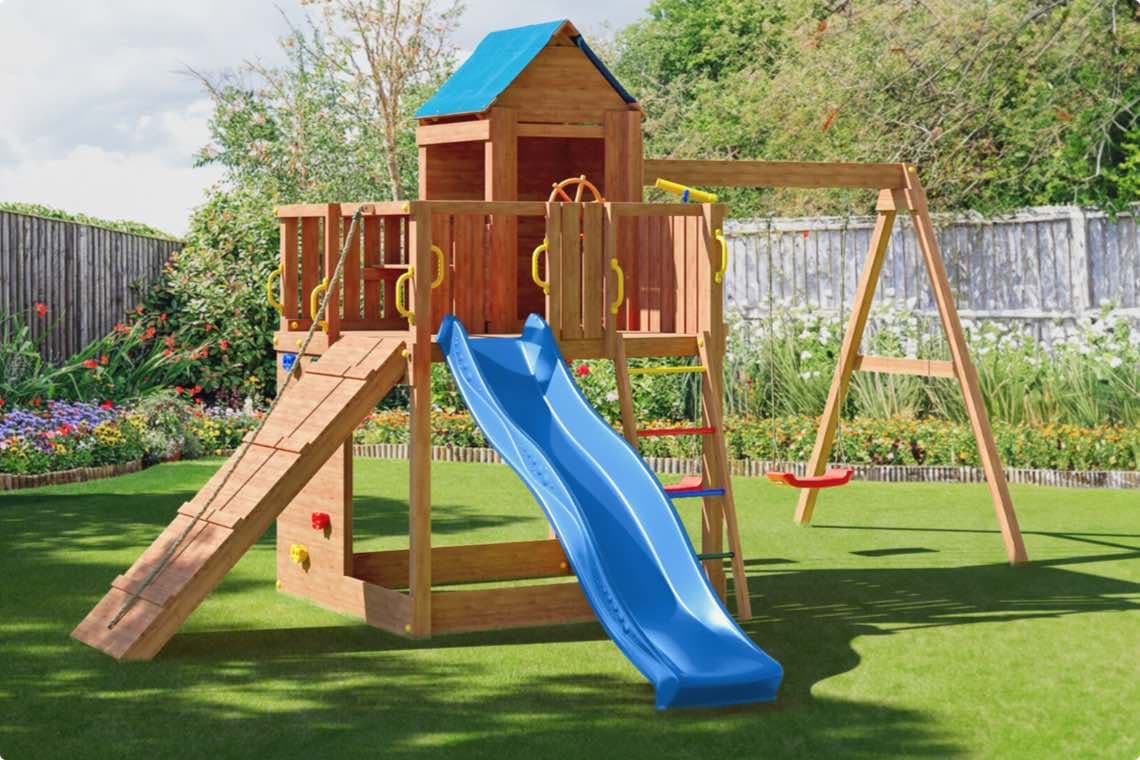 Spielturm im Garten mit Rutsche, Kletterwand, Leiter, Schaukel und Häuschen auf grünem Rasen