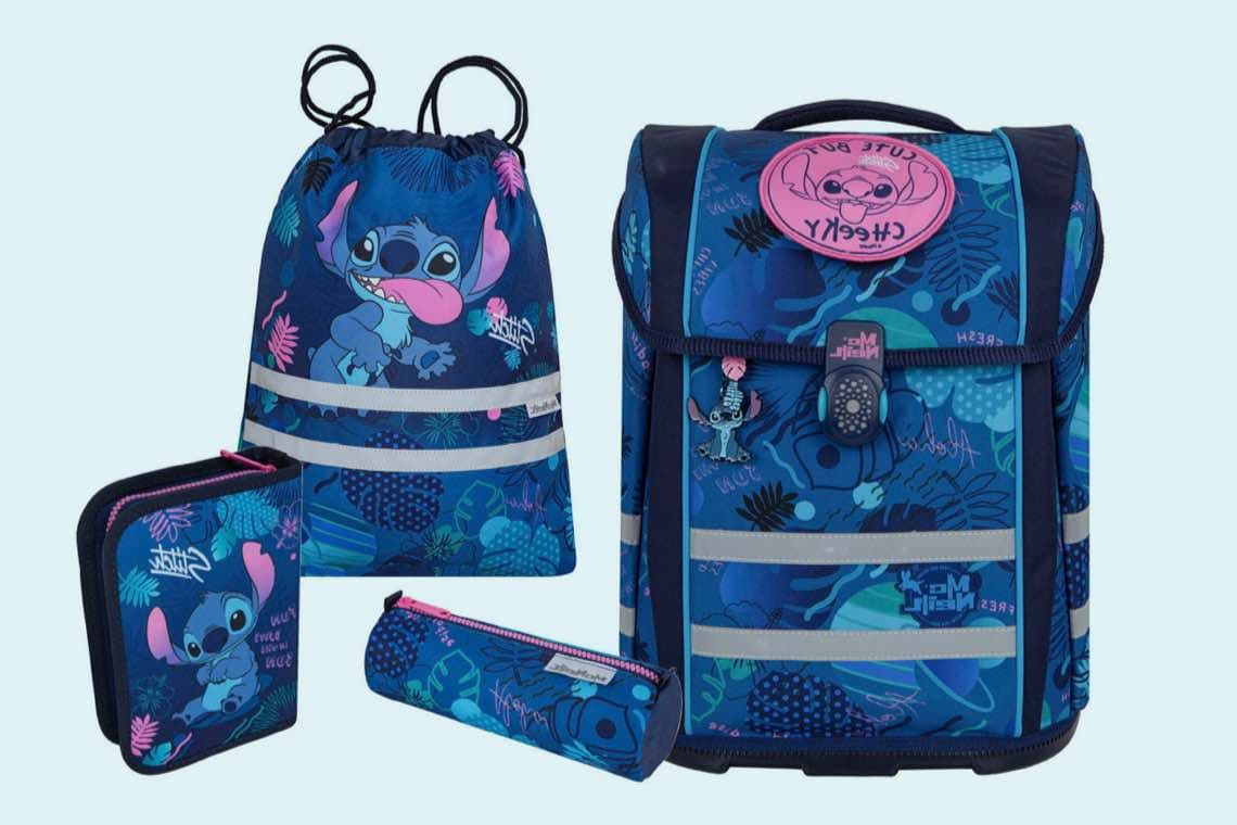 Blaues Stitch-Schulranzen-Set mit Ranzen, Turnbeutel, Federmappe und Mäppchen vor hellem Hintergrund