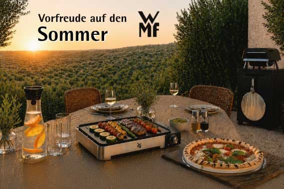 Vorfreude auf den Sommer – gedeckter Terrassentisch mit WMF Grill, Gemüse, Pizza und Getränken bei Sonnenuntergang