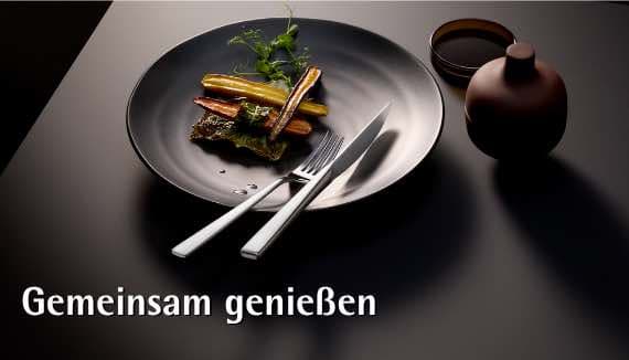 Gemeinsam genießen – gedeckter Teller mit Gemüse und Besteck auf dunklem Tisch