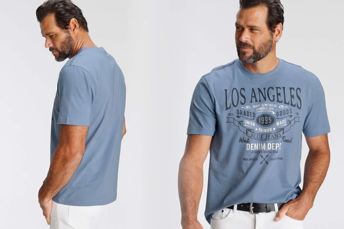 Los Angeles 1995 Denim Dept Print – Mann zeigt blaues T‑Shirt vorne und von hinten zur Ansicht