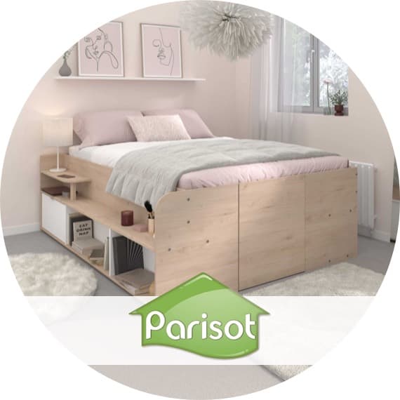 Parisot – erhöhtes Bett mit seitlichen Regalen und Schubladen in hellem Schlafzimmer mit Fenster und Wandbildern
