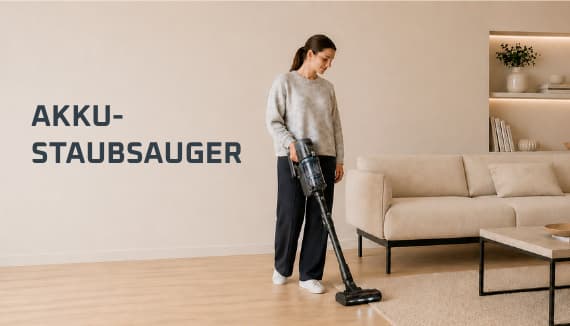 Akku-Staubsauger – Person saugt mit kabellosem Staubsauger den Wohnzimmerboden neben Sofa und Couchtisch