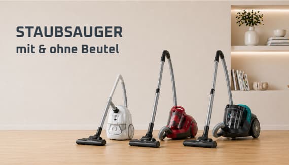 Staubsauger mit und ohne Beutel – vier Bodenstaubsauger in Weiß, Rot, Schwarz und Türkis stehen nebeneinander im Wohnzimmer