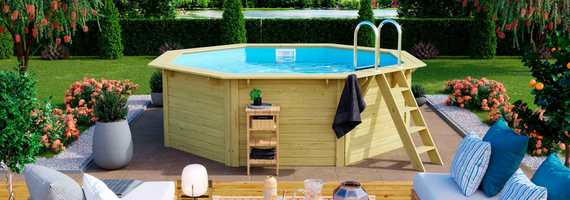 Achter Gartenpool mit Leiter, Handtuch am Rand und Sitzlounge im blühenden Garten mit Hecke und See im Hintergrund
