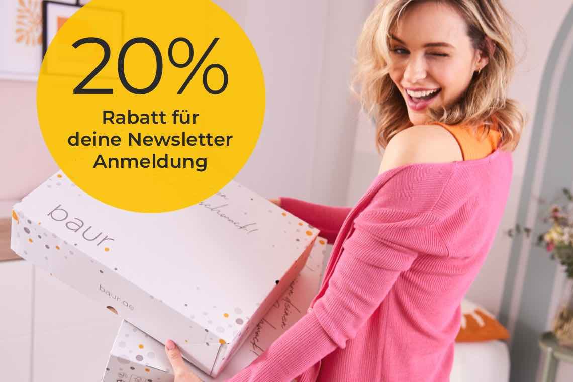 20 % Rabatt für deine Newsletter Anmeldung – Frau in pinkem Oberteil hält zwei baur.de Versandkartons