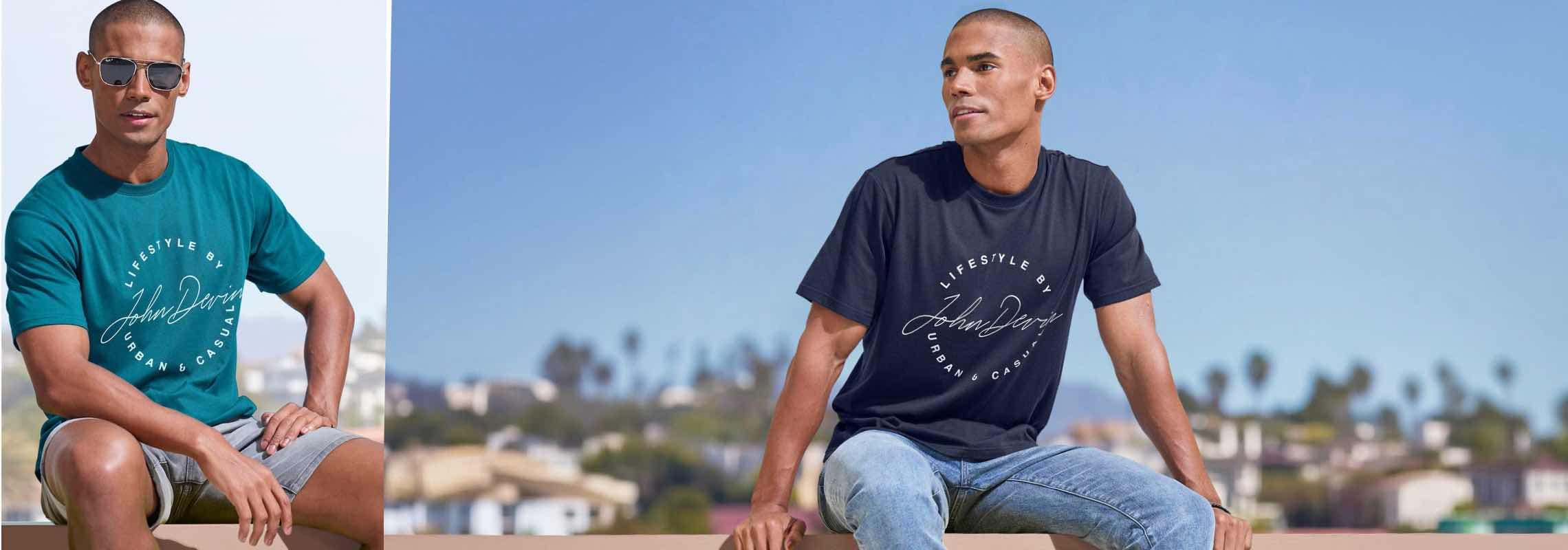 Aufdruck „Lifestyle by John Devin Urban & Casual“ – Mann sitzt draußen in türkisfarbenem und dunkelblauem T-Shirt auf Mauer