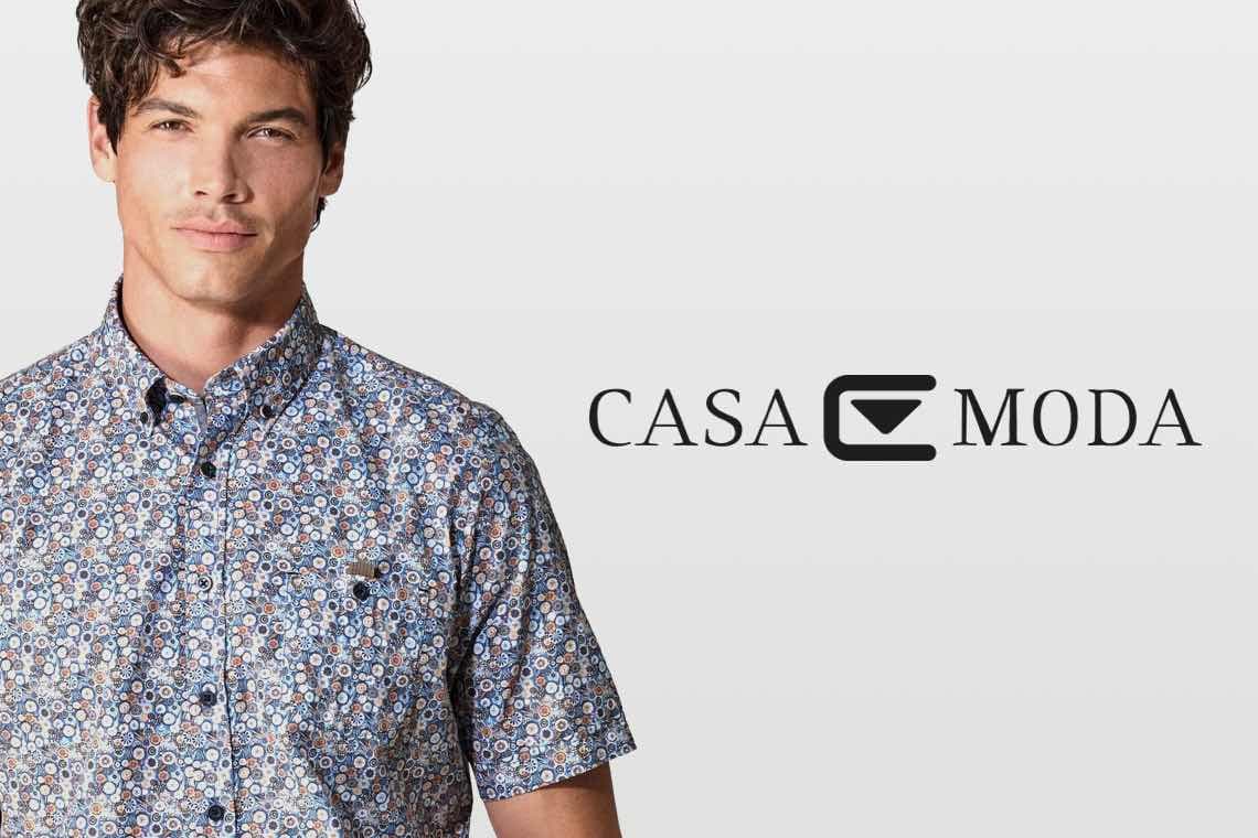 CASA MODA – Person trägt kurzärmliges Hemd mit dichtem, buntem Kreis- und Punktmuster