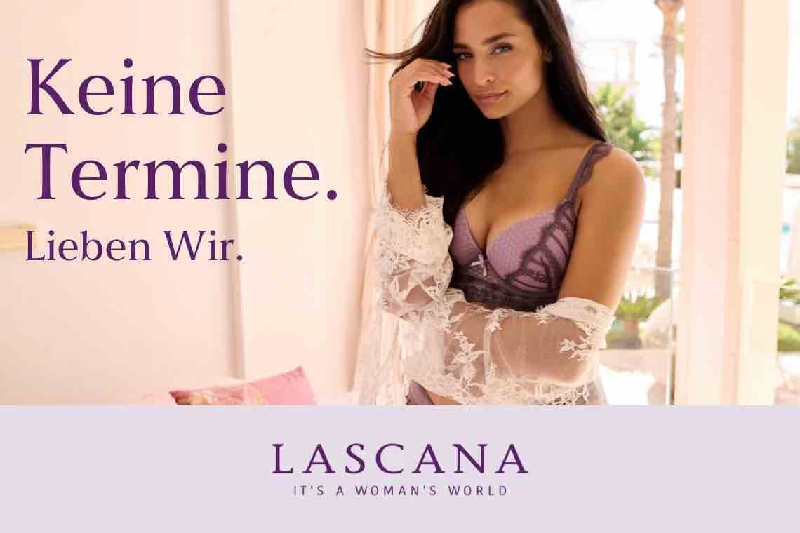 Keine Termine. Lieben wir. Frau in lila BH mit Spitze lehnt auf Balkon, unten Lascana Logo