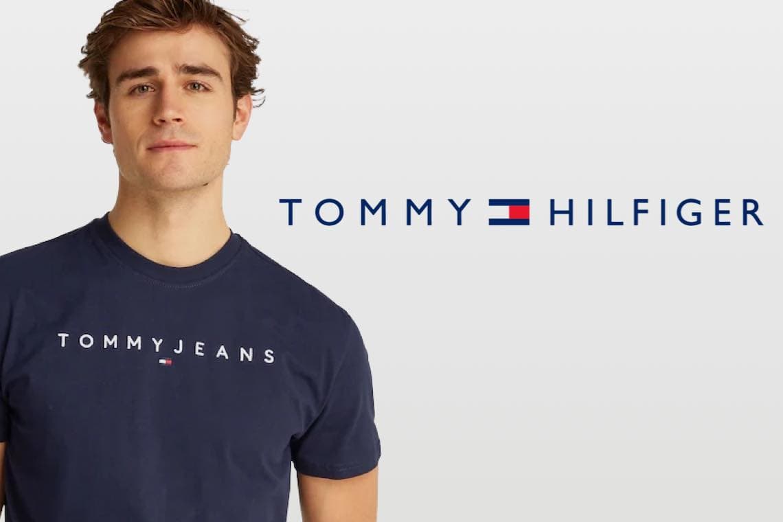 TOMMY HILFIGER Logo – Mann trägt dunkelblaues T-Shirt mit TOMMY JEANS Schriftzug auf der Brust