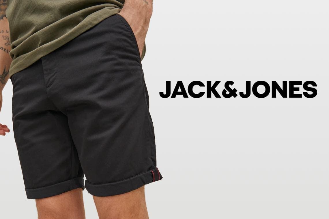 JACK&JONES – Person in schwarzer kurzer Hose mit umgeschlagenem Saum, Hand in der Hosentasche