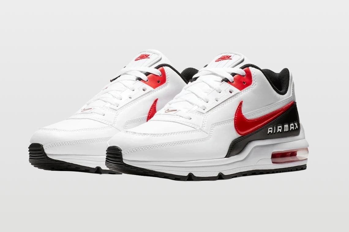 Weiße Sneaker mit rotem Swoosh und sichtbarer Air-Dämpfung, seitlich steht der Schriftzug Air Max