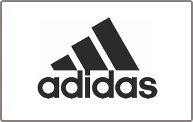 adidas Logo mit drei schrägen Balken über dem Markennamen in schwarzer Schrift
