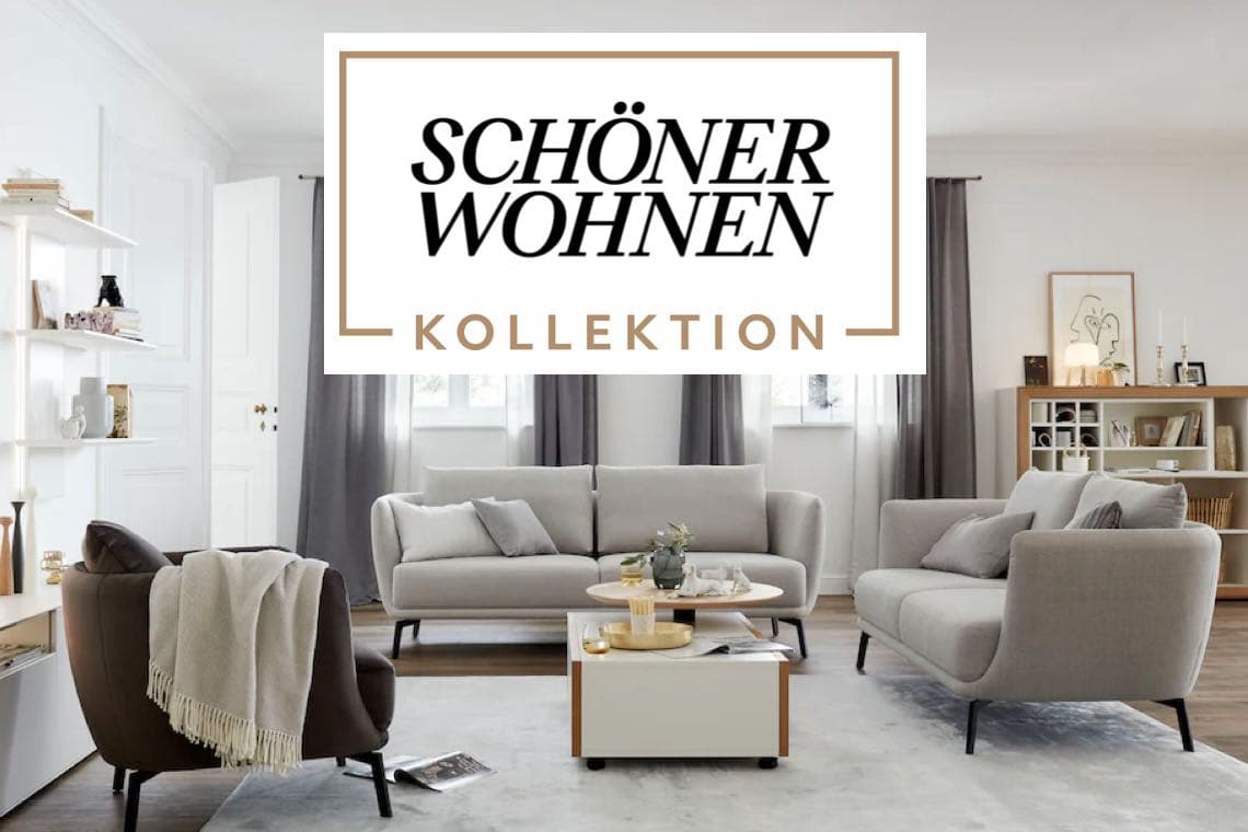 Schöner Wohnen Kollektion – modernes Wohnzimmer mit Sofas, Sesseln, Couchtisch und Regalen in hellen Naturtönen
