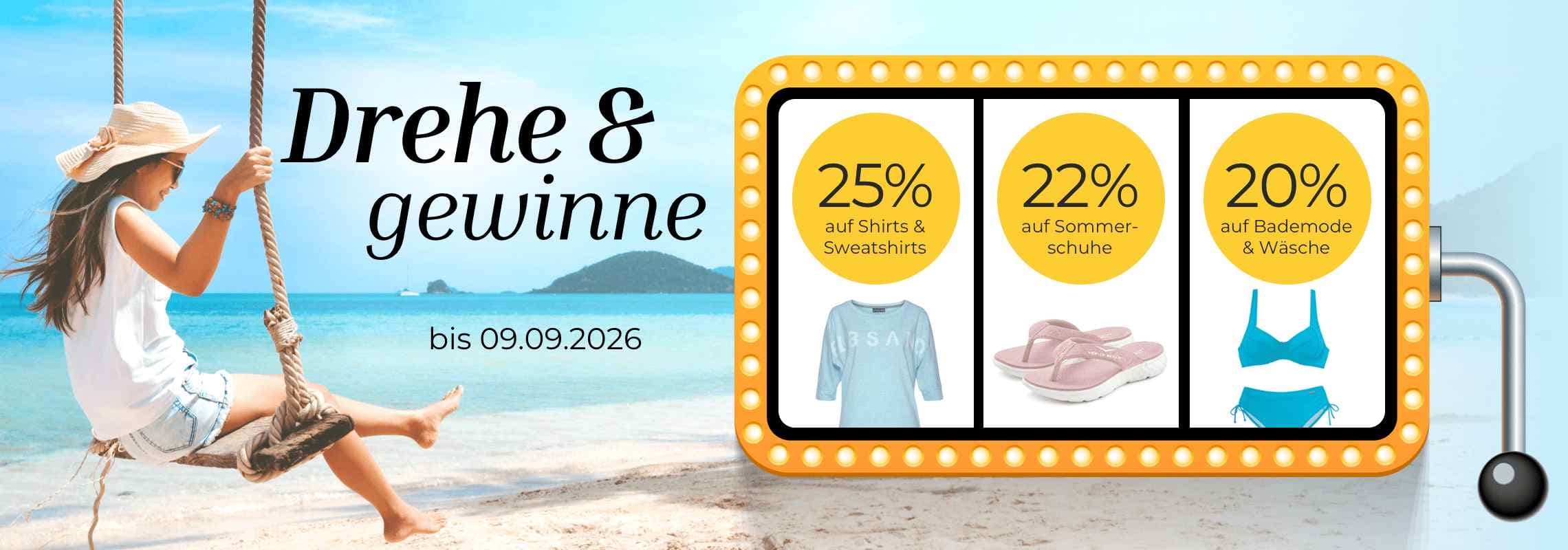 Drehe & gewinne bis 09.09.2026 – Rabattspiel mit 25 % auf Shirts, 22 % auf Sommerschuhe, 20 % auf Bademode neben Frau auf Schaukel