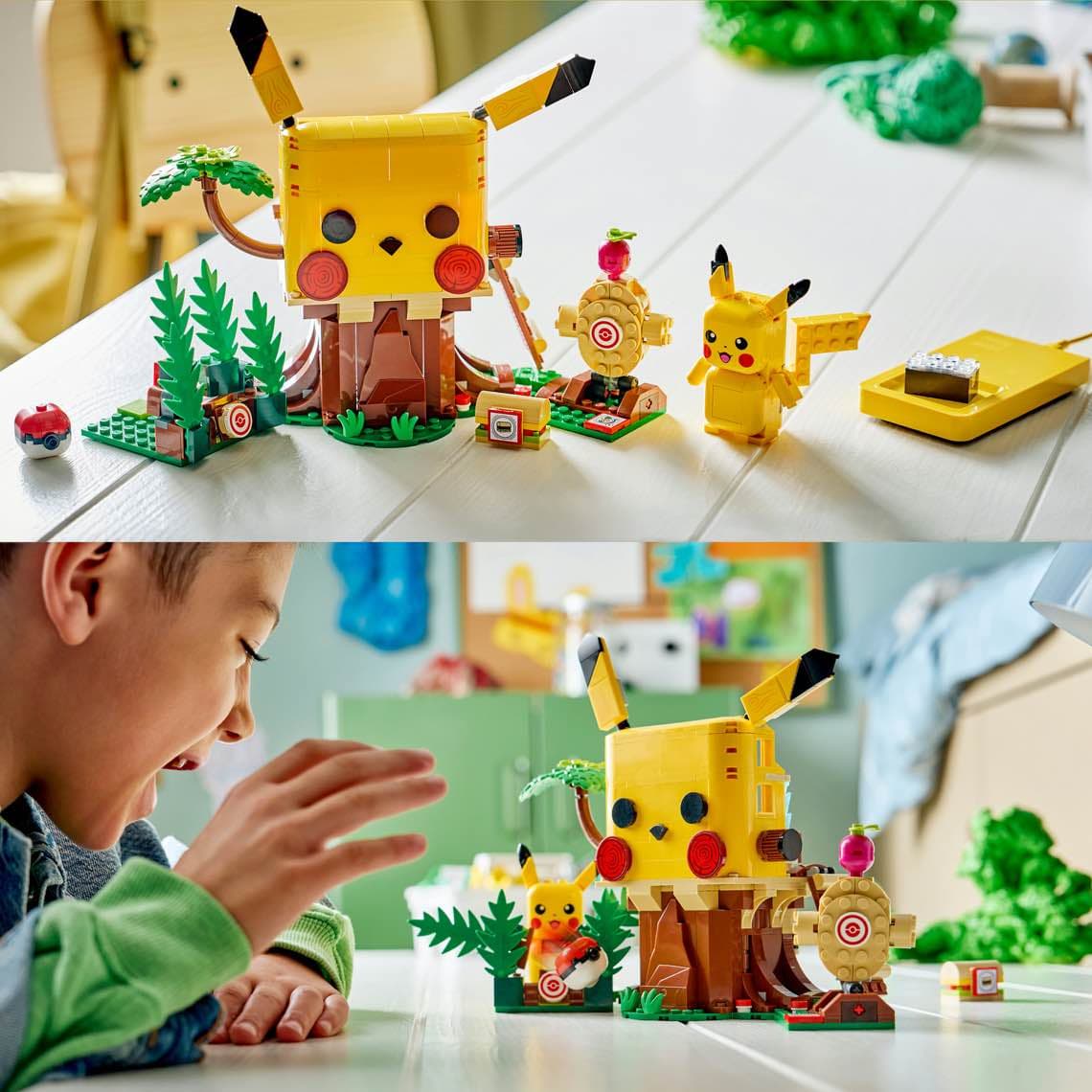 Junge spielt am Tisch mit buntem Pikachu-Bauset und kleinen Zielscheiben-Figuren