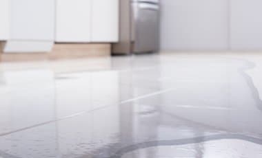 Kühlschrank läuft aus – woher kommt das Wasser und was hilft