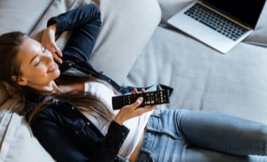 Fernseher mit Laptop verbinden: per Kabel oder drahtlos