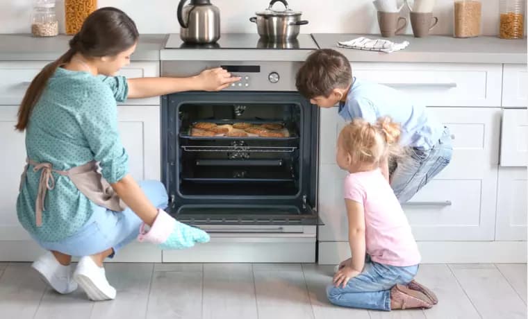 Kindersicherung an Herd & Backofen: kindgerechte Küche