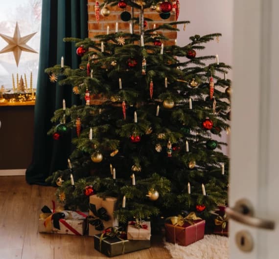 Weihnachtsbaum schmücken und dekorieren