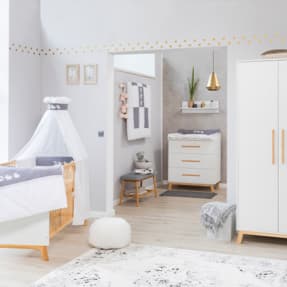 Weiße Babyzimmer
