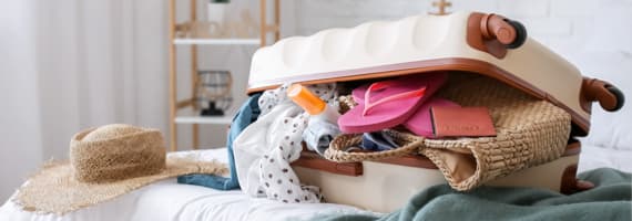 gepackter Koffer, nicht geschlossen