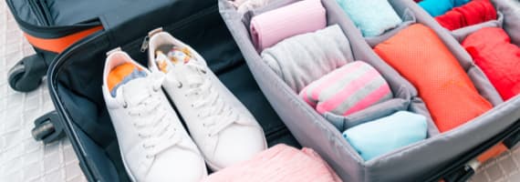 Schuhe im Koffer