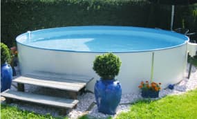 Pool im kleinen Garten