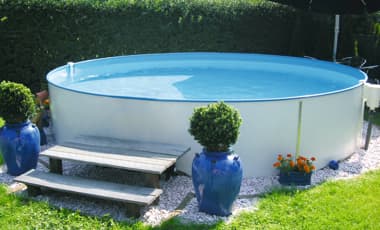 Pool im kleinen Garten