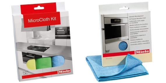 Verpackung eines Miele MicroCloth Kits, das verschiedene Mikrofasertücher enthält. Daneben liegt ein blaues Mikrofasertuch.